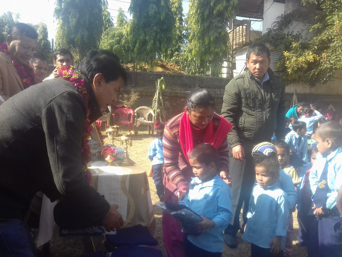 जाडोमा विद्यार्थीलाई न्यानो कपडा वितरण