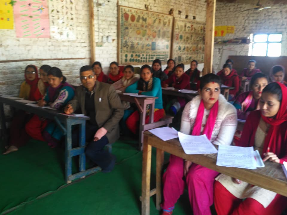 आईवल एकेडेमीमा हस्तलेखन कार्यशाला
