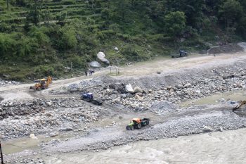 जनप्रतिनिधि र सरकारी अधिकारीको मिलेमतोमा नदीजन्य बस्तुको चोरी निकासी