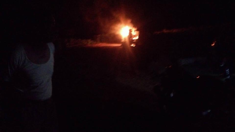 पर्वतको खानीगाउँमा बाटो खन्दै गरेको स्काभेटरमा आगालागी