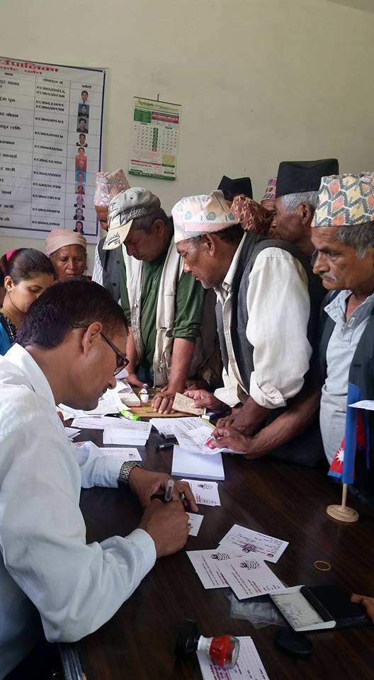 जेष्ठ नागरिकलाई परिचय पत्र बितरण