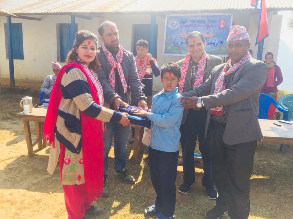 कर्नाश प्राविका विद्यार्थीलाई पोषक सहित शैक्षिक सामग्री