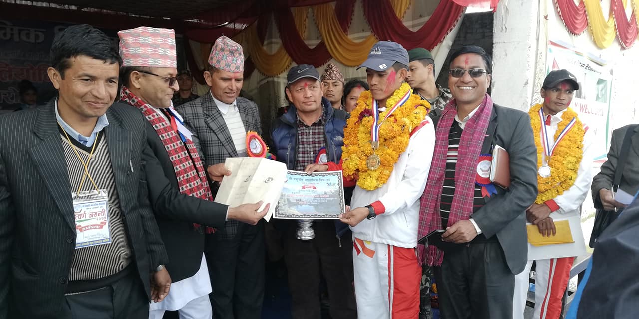 पर्वतमा सम्पन्न म्याराथुनको उपाधी ठकुरीलाई