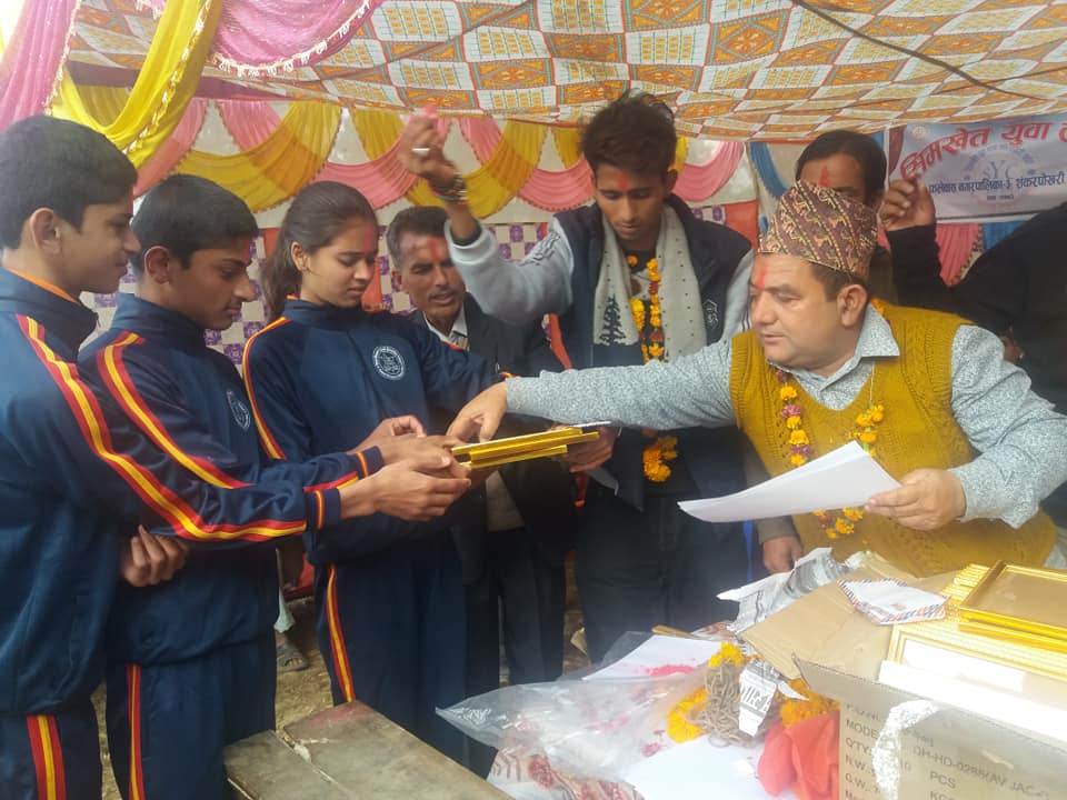 शंकरपोखरीमा नगरपालिका स्तरीय हाजिरजवाफ तथा न्यानो कपडा वितरण