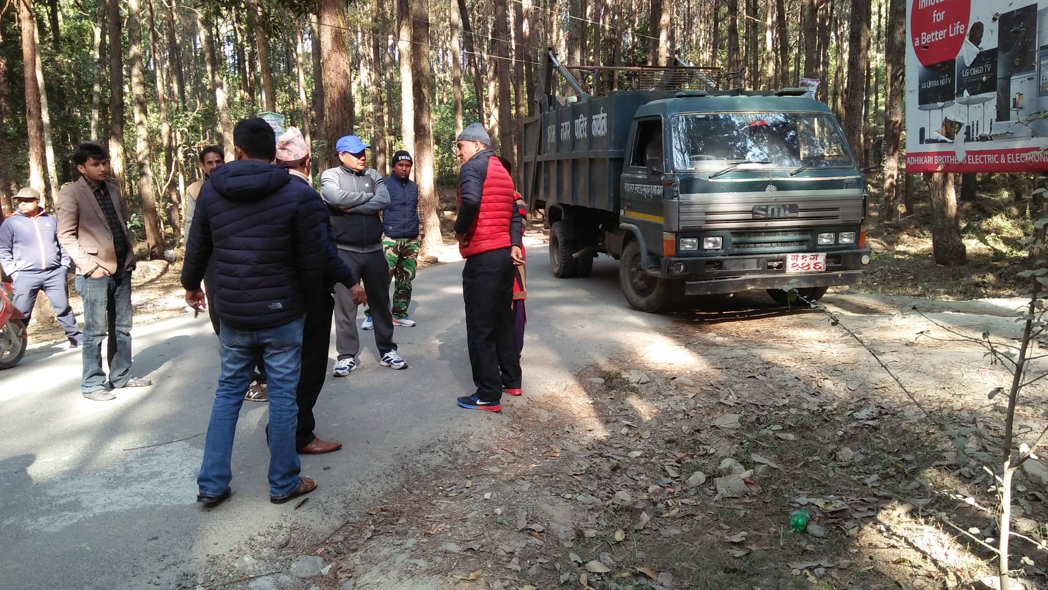 फोहोर फाल्न कुश्मा नगरपालिकालाई अवरोध, सडकमा खाल्डा पारेर बिरोध