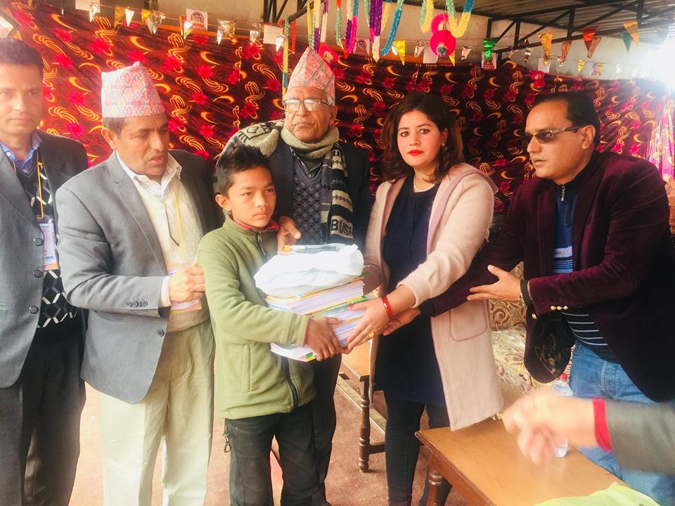 पर्वत सेवा समाज नेपालले बाँढ्यो सात बालबालिकालाई बर्षभरि पुग्ने शैक्षिक सामग्री