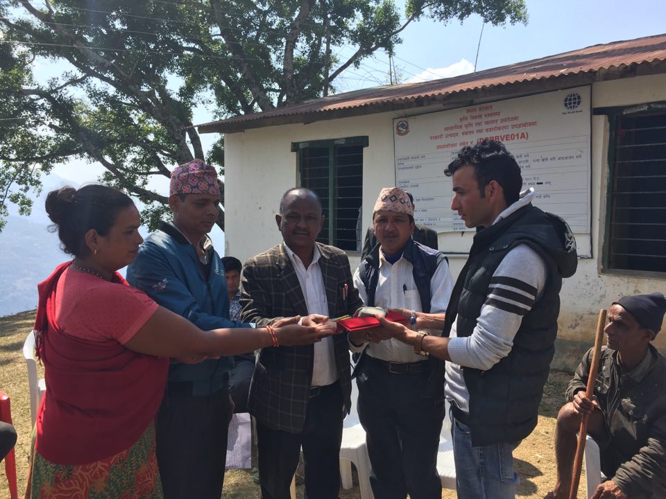 इमान्दार अस्मिता जसले गाडीमा भट्टिएको लाखौको गरगहना फिर्ता गरिन