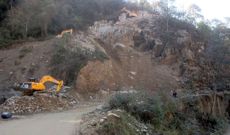 मध्यपहाडी लोकमार्ग : पर्वत खण्डमा ४५ प्रतिशत काम सम्पन्न–मौसमले साथ दिए असारसम्म सबै काम सकिन्छ
