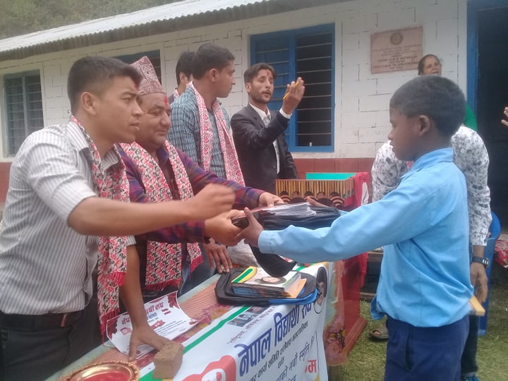 नेवि संघ फलेवासले बाँढ्यो ५८ जना विद्यार्थीलाई शैक्षिक सामग्री सहित झोला