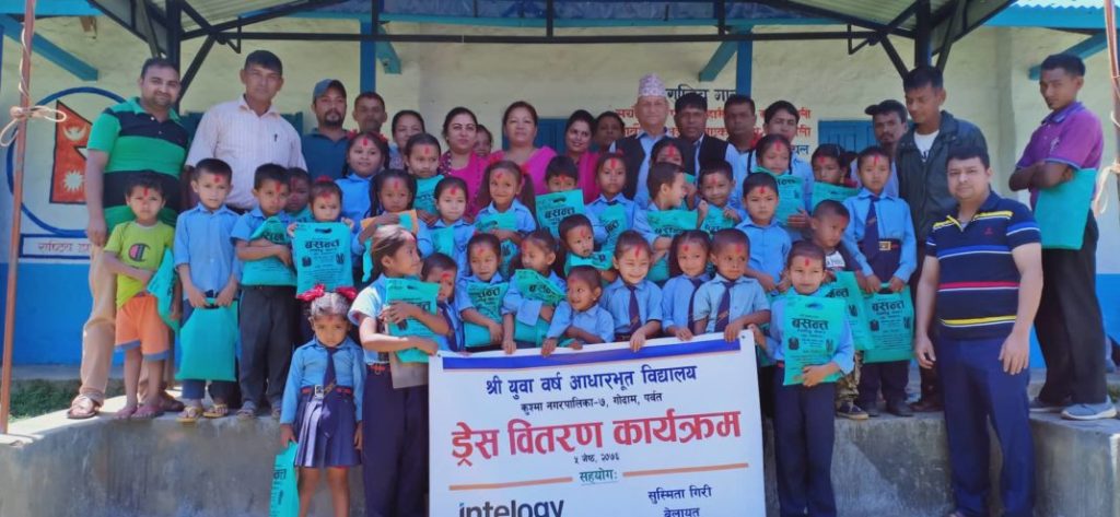 मनकारी सुस्मिता : जन्मोत्सवमा बेलायतवाट विद्यार्थीलाई पोशाक उपहार