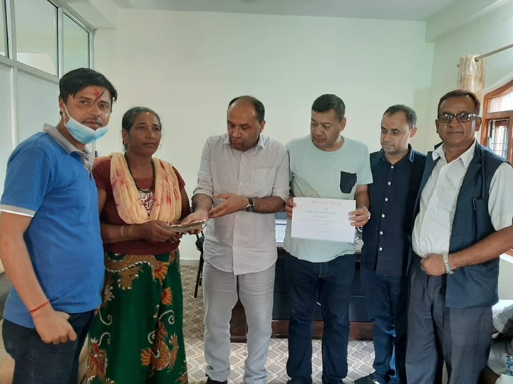 पर्वत समाज बेल्जियमद्धारा क्यान्सर पीडित परियारलाई आर्थिक सहयोग