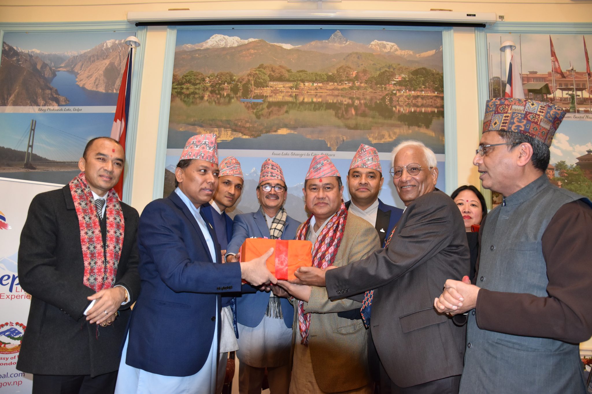 पर्वतका रवि लामिछानेले चढाए बेलायतको  शिव मन्दिरमा पाँच सय किलोको शिव लिङ्ग