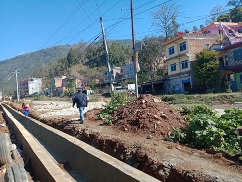 पर्वतमा सरकारी कार्यालयबीच समन्वय नहुँदा सडक विस्तारमा ढिलाई