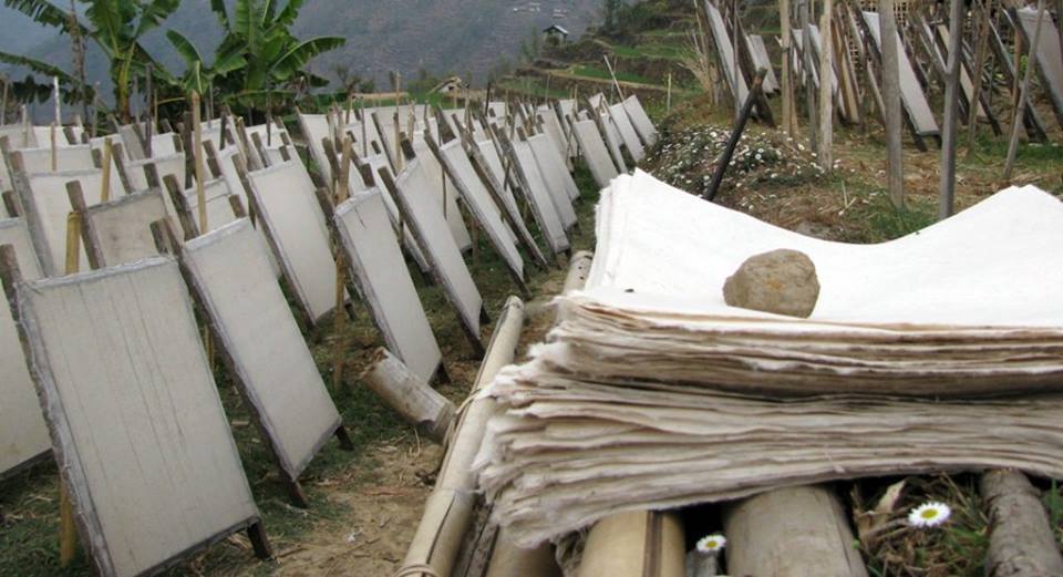 पर्वतमा कच्चा पदार्थ अभावले हाते कागज उद्योग संकटमा