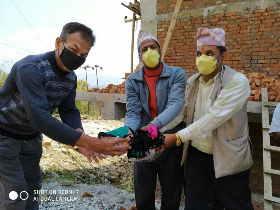 सचेतना फैलाउँदै वडा कार्यालयद्धारा नागरिकलाई १५ सय माक्स वितरण
