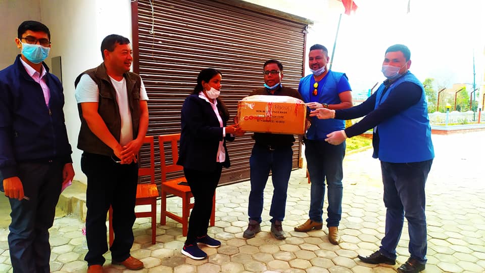कुश्मा नगरपालिकाले स्वाथ्यकर्मीलाई दियो पिपिई सेट र माक्स