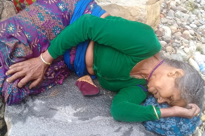 कालीगण्डकीमा बग्दै गरेकी वृद्धालाई मलामीले बचाए