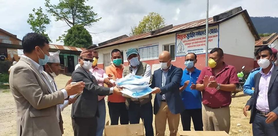 अन्तराष्ट्रिय पर्वत समाजद्धारा पर्वत अस्पताललाई डेढ लाखको पिपिई सहयोग
