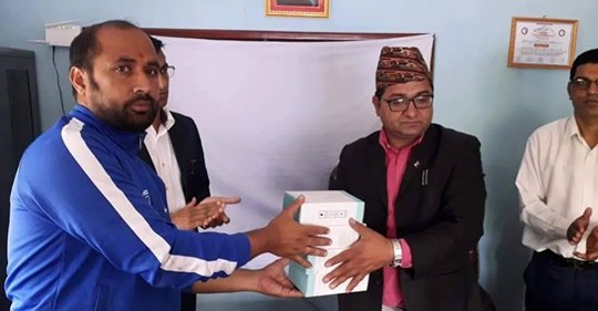 राष्ट्रिय युवा संघद्धारा फलेवास नगरपालिकामा स्वास्थ्य सामाग्री हस्तान्तरण