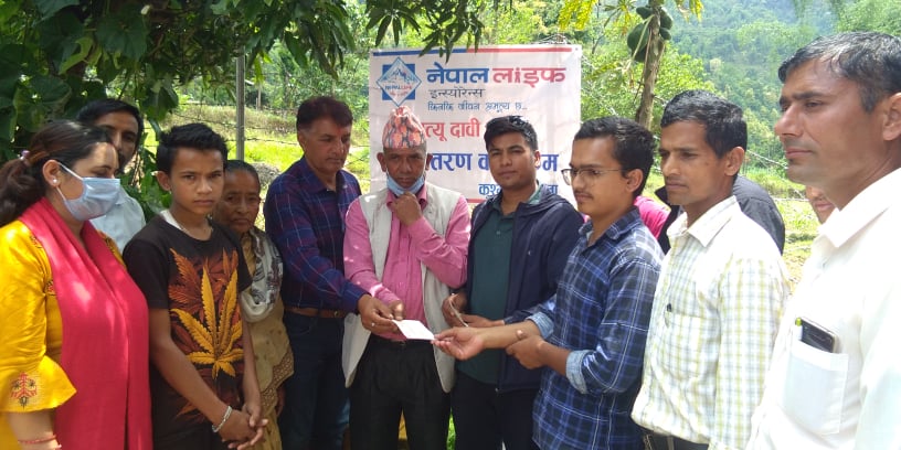 नेपाल लाइफ इन्स्योरेन्सद्धारा ७ लाख ३० हजारको मृत्यु दाबी भुक्तानी