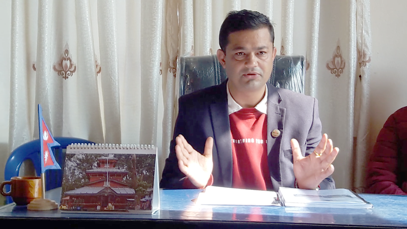 काठमाण्डौमा अलपत्र परेका पर्वतेलीलाई सहयोग गदै साँसद गिरी