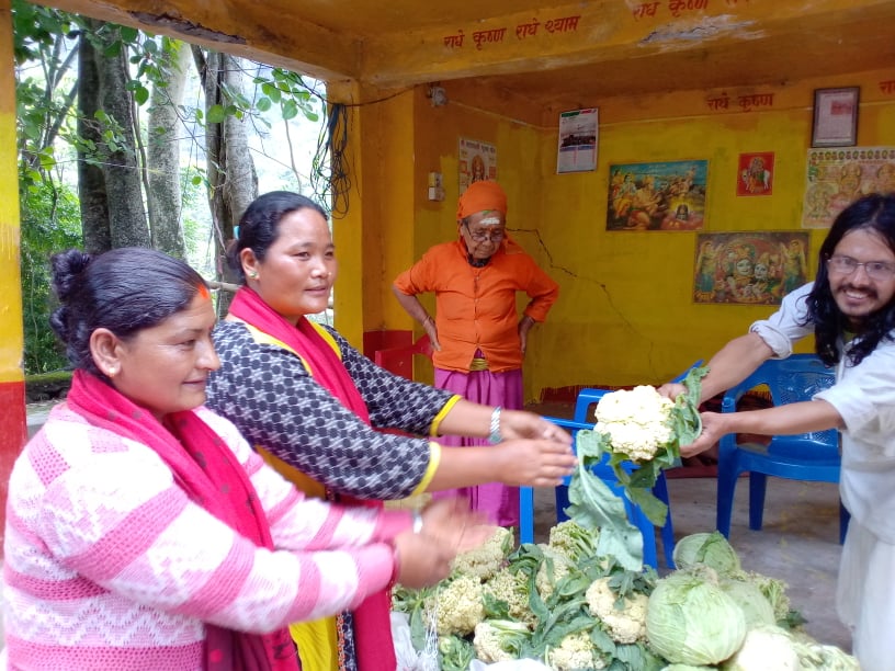 जलजला गाउँपालिकाकी उपाध्याक्षद्धारा मोदीवेणी आश्रमस्थलमा ७० किलो तरकारी सहयोग