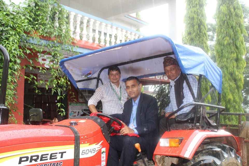 प्रधानमन्त्री कृषि आधुनिकीकरण परियोजना अन्तरगत पैयुँखोला धान ब्लक संचालक समितिलाई ट्याक्टर